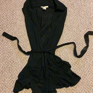 Cute vest like wrap with tie.